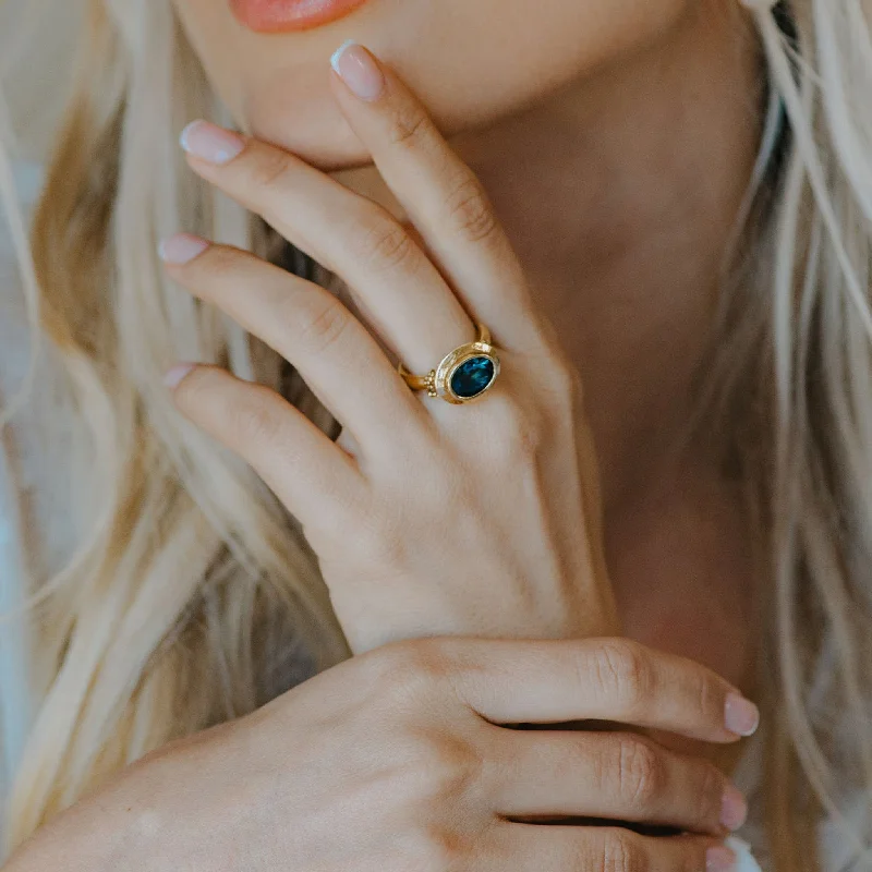 Hand-shiny rings-Dainty London Gold Calla Ring