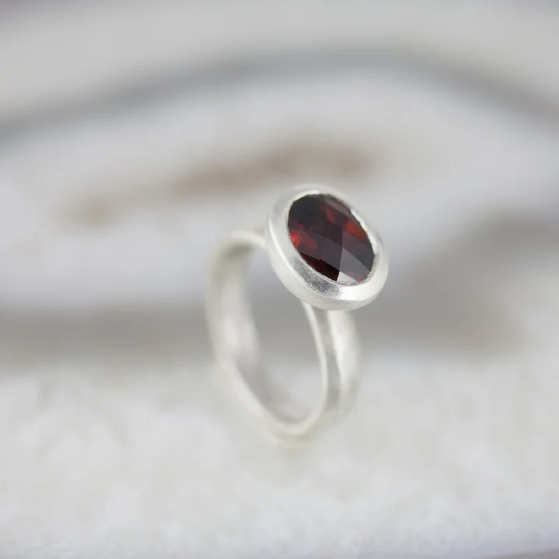 Morganite rings-Oval Garnet Stone Set Ring